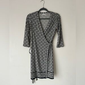 Black and Off Whitete Geometric 3/4 Sleeve Wrap Dresss